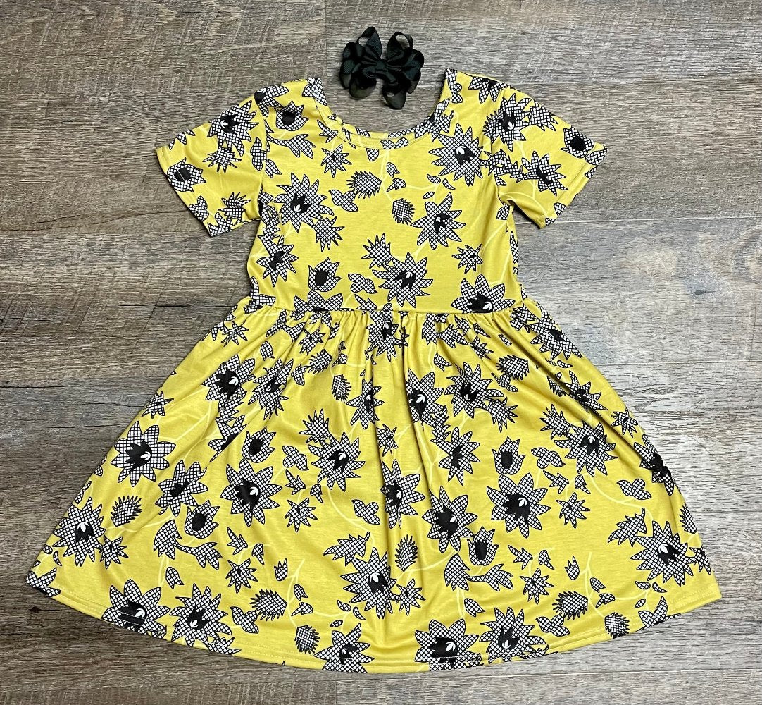 Black and Gold Floral Twirl